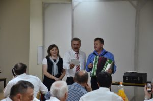 Unsere Gastgeber singen ein Lied.