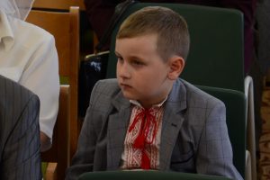 Junge hört aufmerksam zu.