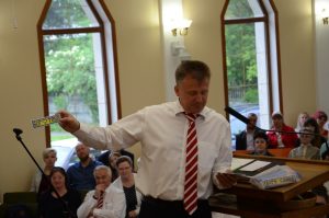 Mischa verteilt Lesezeichen.