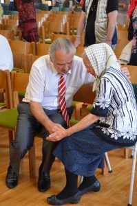 Alexander K. betet mit einer älteren Frau.