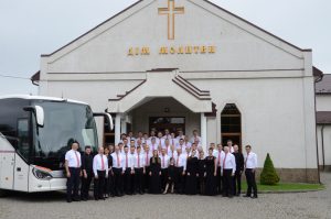 Abschiedsfoto vor dem Gemeindehaus in Borislav.