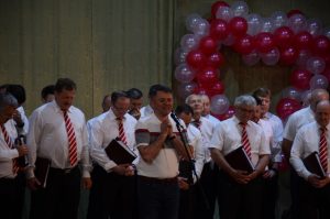 Gemeinsam beten vor Gottesdienstbeginn.